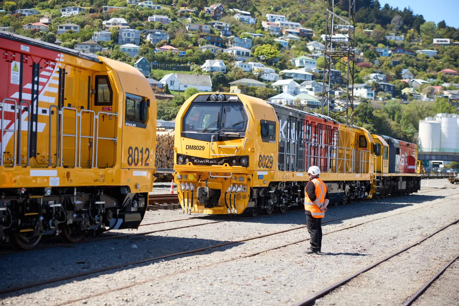 High-vis worker greets new DM loco arriving